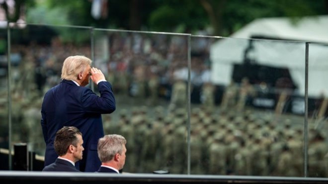トランプ米大統領が陸軍創設250年を祝うパレードで軍を称賛 ─ アメリカ・ファーストは「世界に責任を持つのはアメリカ」という意味