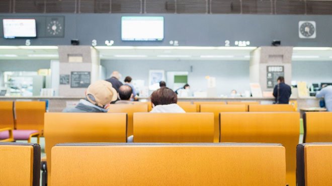 紙の健康保険証でも「26年3月末まで受診OK」に ─ トラブル続きのマイナ保険証は敬遠され、本音は「紙が確実」