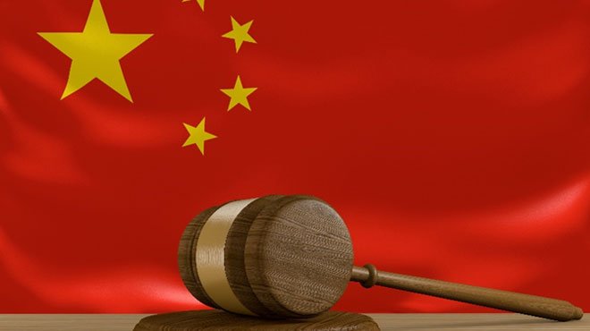 中国でアステラス製薬社員に懲役3年6カ月の実刑判決が言い渡される ─ 日米の関税交渉が難航する中、中国の「アメ」と「ムチ」に要注意