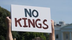 反トランプデモに対し、極左団体の資金提供が濃厚との指摘 ─ トランプ氏は「私は王様じゃない、一生懸命働いている」 反トランプデモに対し、極左団体の資金提供が濃厚との指摘 ─ トランプ氏は「私は王様じゃない、一生懸命働いている」