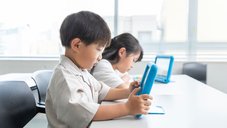 教育委員会の6割が、文科省が進めるデジタル教科書の正式導入に「懸念」 ─ 時代が進んでも「勉強の王道」は「紙」であることの再認識を