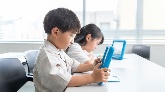 教育委員会の6割が、文科省が進めるデジタル教科書の正式導入に「懸念」 ─ 時代が進んでも「勉強の王道」は「紙」であることの再認識を 教育委員会の6割が、文科省が進めるデジタル教科書の正式導入に「懸念」 ─ 時代が進んでも「勉強の王道」は「紙」であることの再認識を