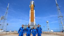 「アポロ」以来半世紀ぶりの有人月周回、打ち上げへ ─ 月面基地計画が本格始動した