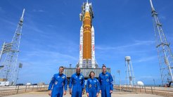 「アポロ」以来半世紀ぶりの有人月周回、打ち上げへ ─ 月面基地計画が本格始動した