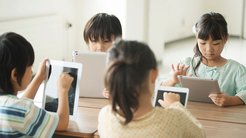 デジタル教科書を正式な教科書にすると閣議決定 ─ 教育効果に乏しく国力低下を招きかねない デジタル教科書を正式な教科書にすると閣議決定 ─ 教育効果に乏しく国力低下を招きかねない