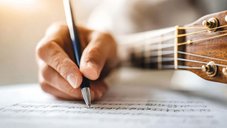 死を意識して生きることの大切さを描いた青春恋愛映画『君が最後に遺した歌』