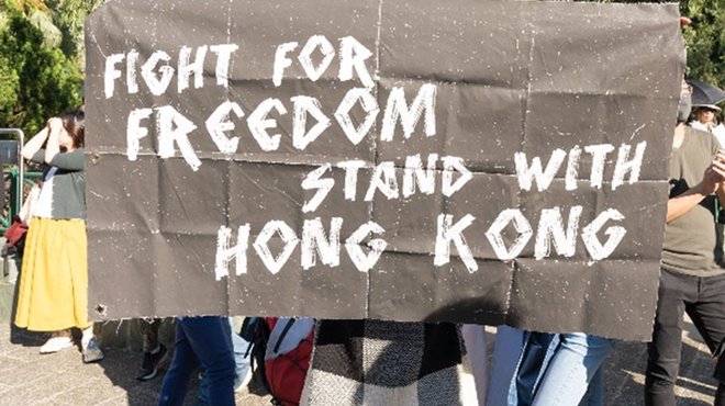 香港民主化の象徴であるジョシュア・ウォン氏、最高刑が終身刑の国安法で有罪判決 ─ 恣意的な中国の抑圧に対し「自由・民主・信仰」で包囲網を