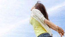 自殺者数が減る中、若年層の自殺の多さはいまだ深刻 ─ 自殺願望につながる「劣等感」「自己否定」を乗り越えるには「生かされている自分」に目覚めること