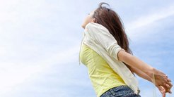 自殺者数が減る中、若年層の自殺の多さはいまだ深刻 ─ 自殺願望につながる「劣等感」「自己否定」を乗り越えるには「生かされている自分」に目覚めること