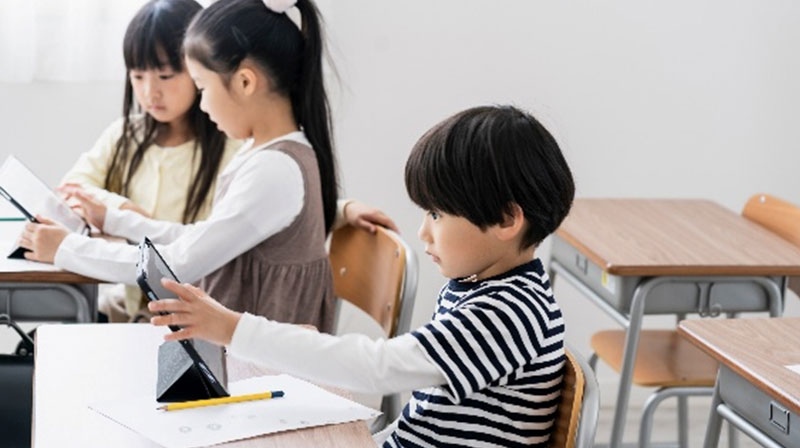 文科省、2030年からデジタル教科書を導入も、小4以下は「おおむね紙」とする方針を発表 ─ もう一段踏み込み、「デジタル教育」そのものの見直しを